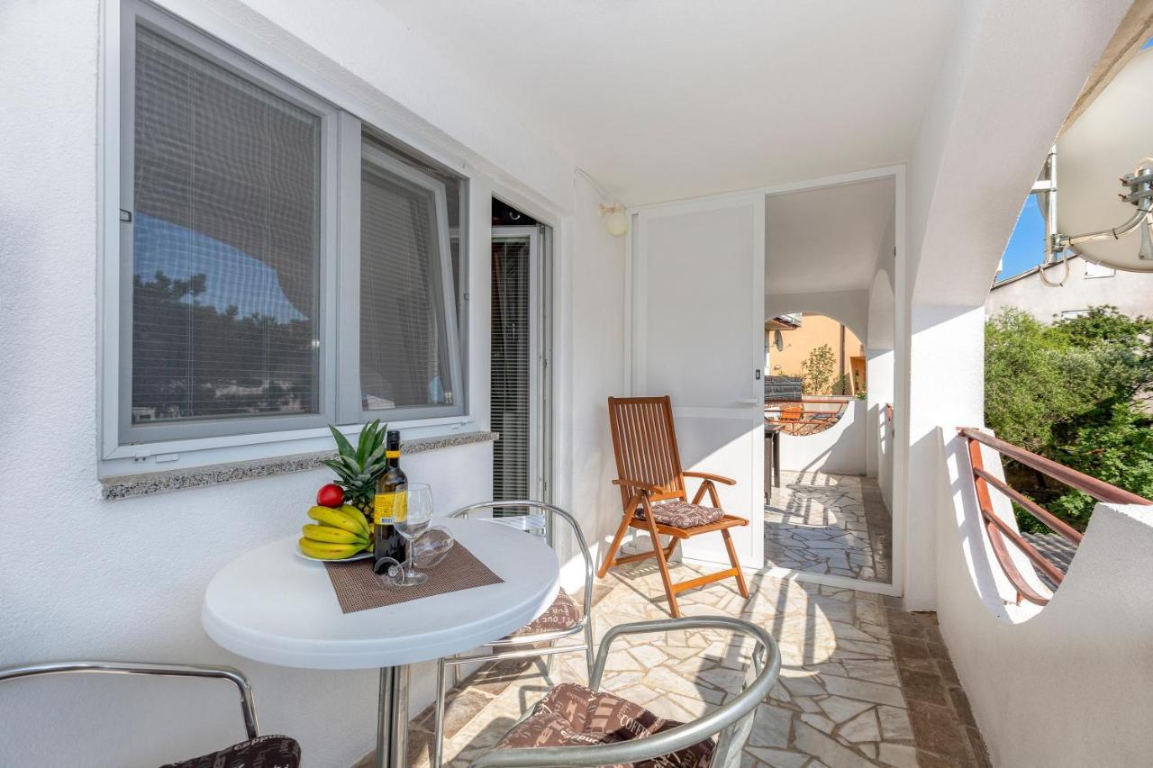 Apartmani Luky Karlobag Exterior photo