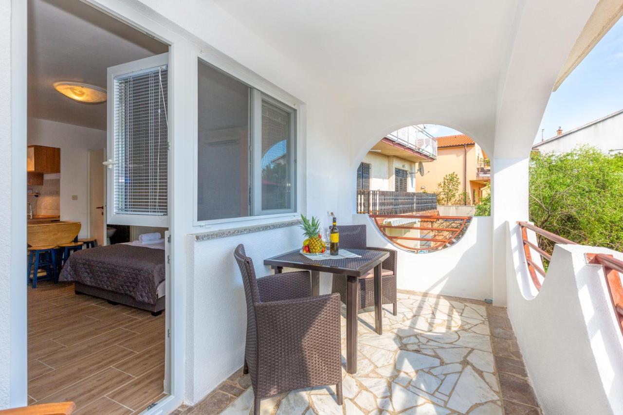 Apartmani Luky Karlobag Exterior photo
