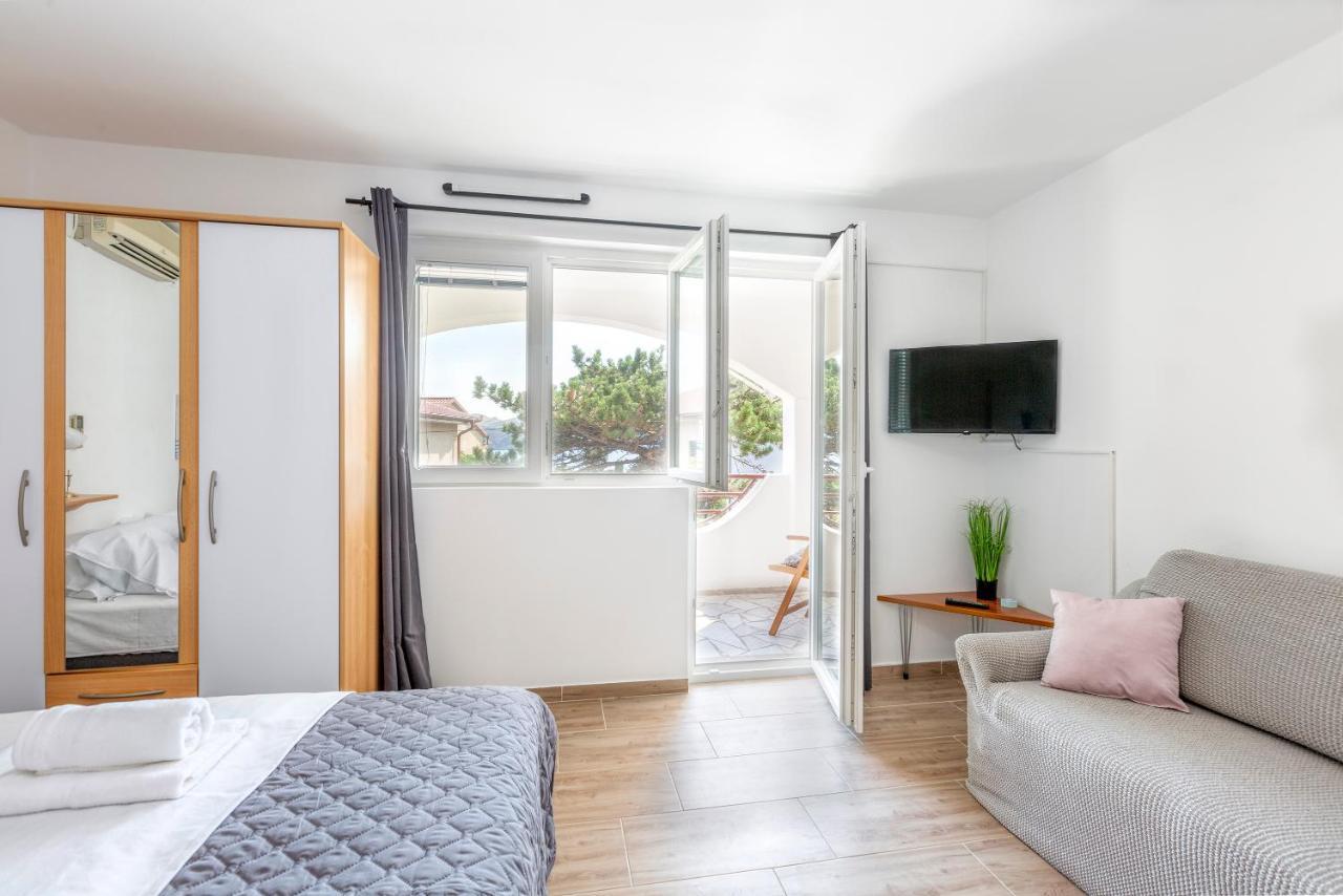 Apartmani Luky Karlobag Exterior photo