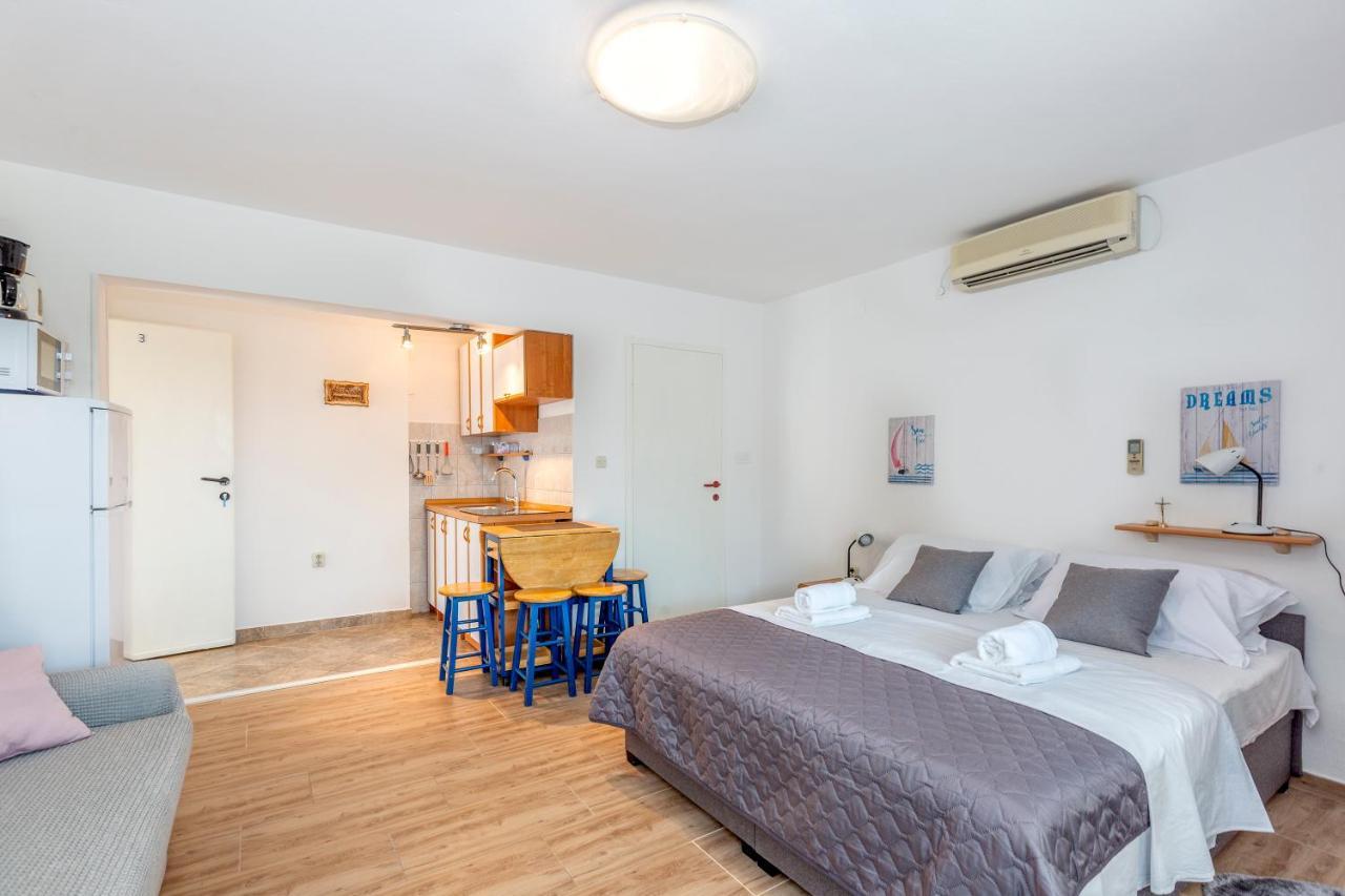 Apartmani Luky Karlobag Exterior photo